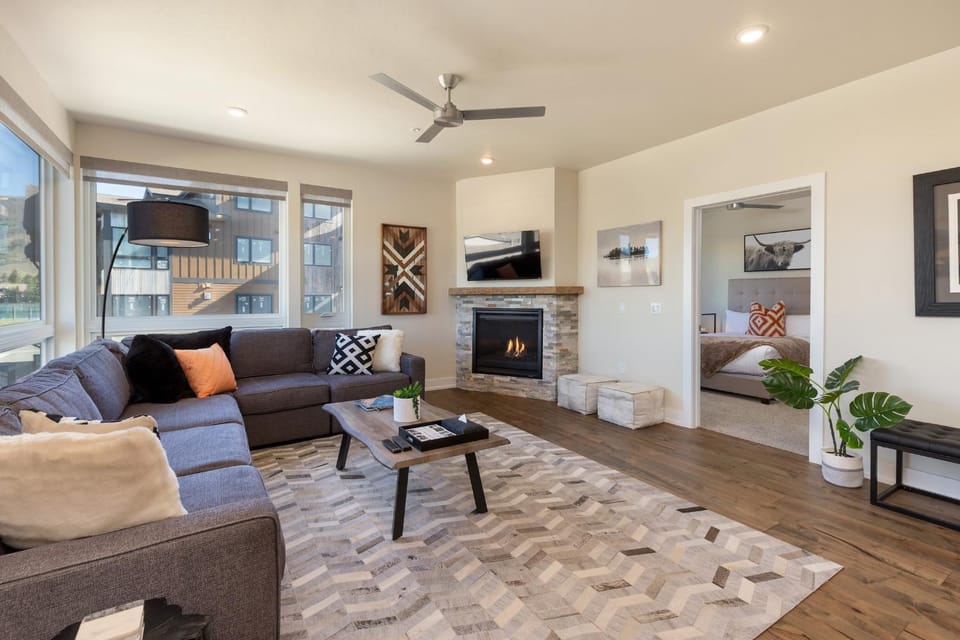 Day, TV and multimedia, Living room, Bedroom, fireplace, furniture