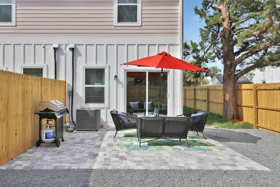 Luxury Beach Escape - Grill Fenced Yard Patio House in Jacksonville Beach