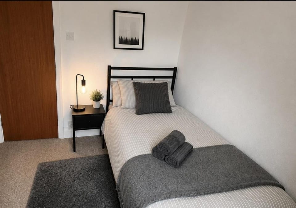 Contractor & Business Stays- Sleeps 4, Families Up To 7, Free Parking & Self Check-In, Late Check In Available On Request, M6 and M54 Vacation rental in Wolverhampton