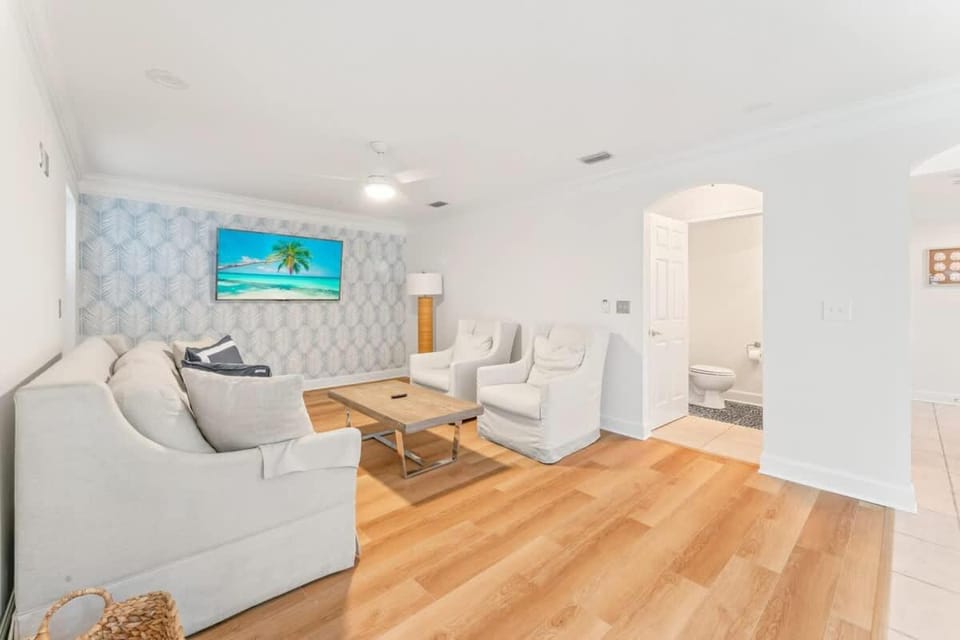 Sandy Shores Retreat Pool Wi-Fi House in Jacksonville Beach