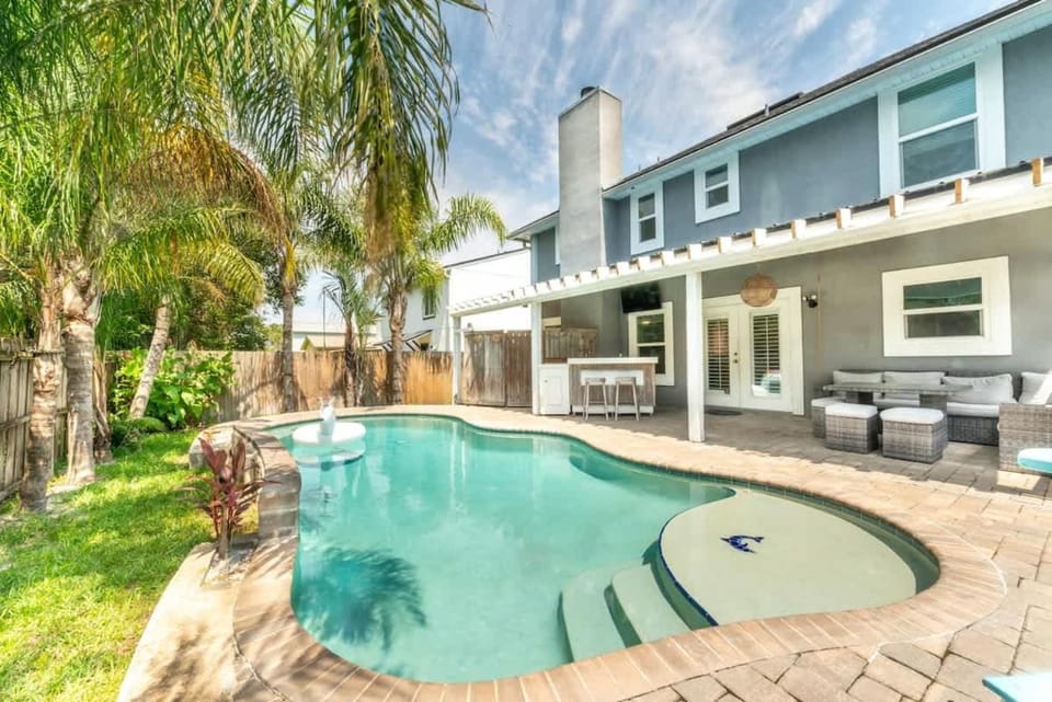 Sandy Shores Retreat Pool Wi-Fi House in Jacksonville Beach