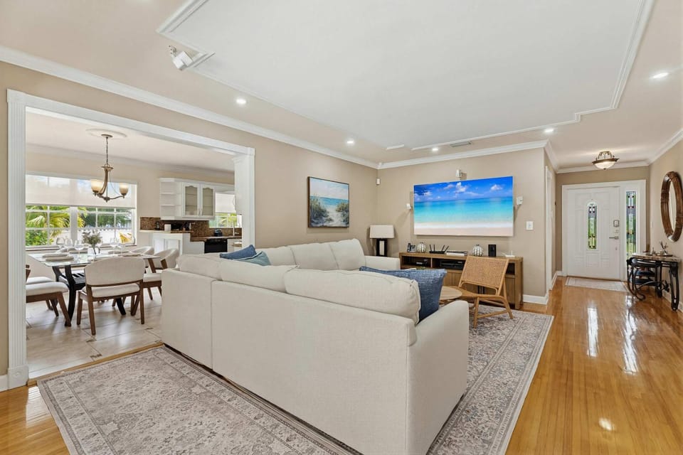 Cozy Retreat- Miami Springs Gem Pool & Grill House in Miami Springs