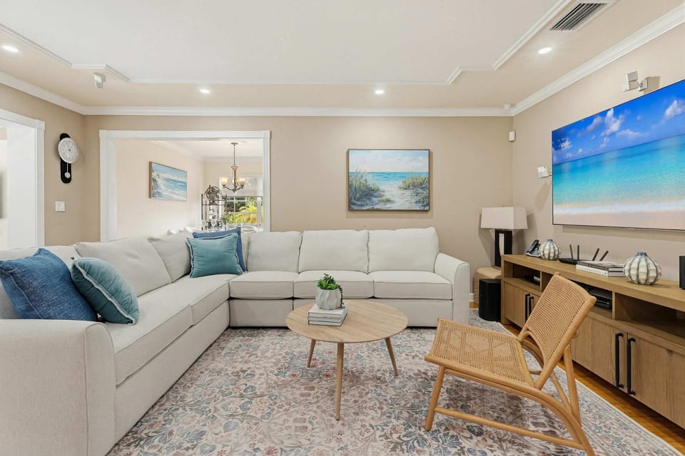 Cozy Retreat- Miami Springs Gem Pool & Grill House in Miami Springs