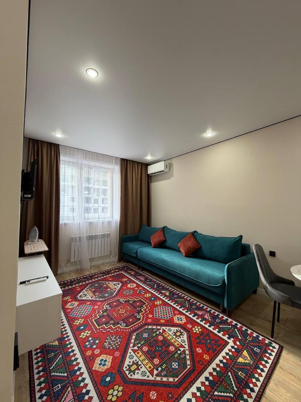 TV and multimedia, Kitchen or kitchenette, Living room, Seating area, Dining area, kitchen, air conditioner