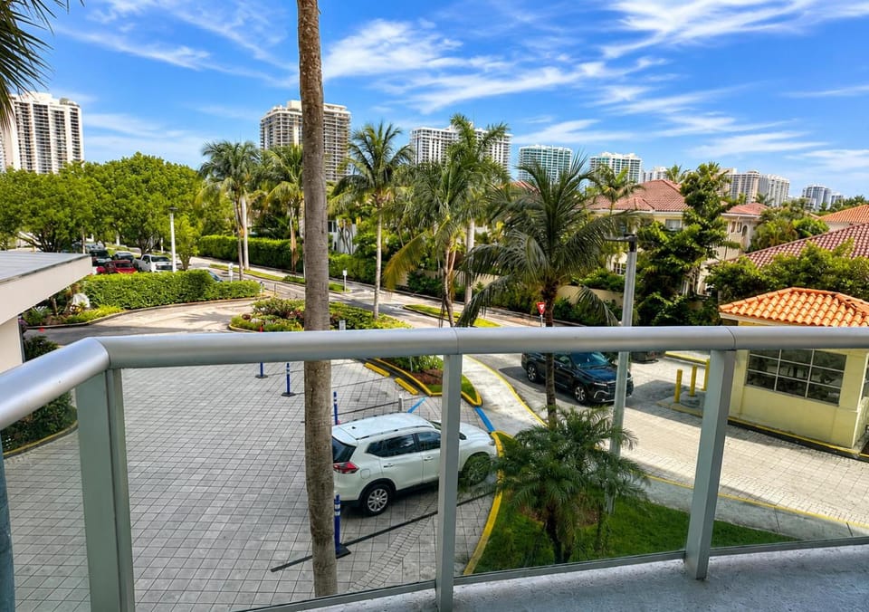 Sunny Isles Beach Oceanfront, pool and free parking Apartment in Sunny Isles Beach