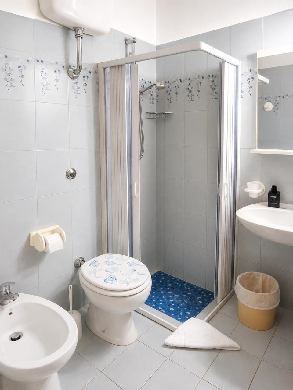 Shower, Toilet, Bathroom, bidet, towels