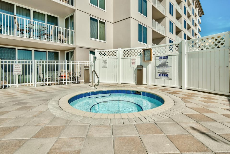Property building, Day, Hot Tub, Balcony/Terrace
