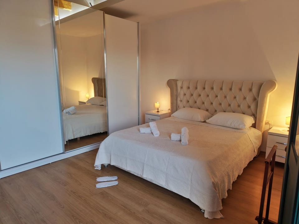 Bed, Bedroom, towels