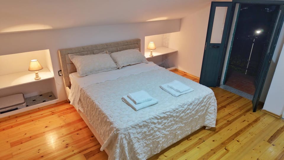 Bed, Balcony/Terrace, Bedroom, towels