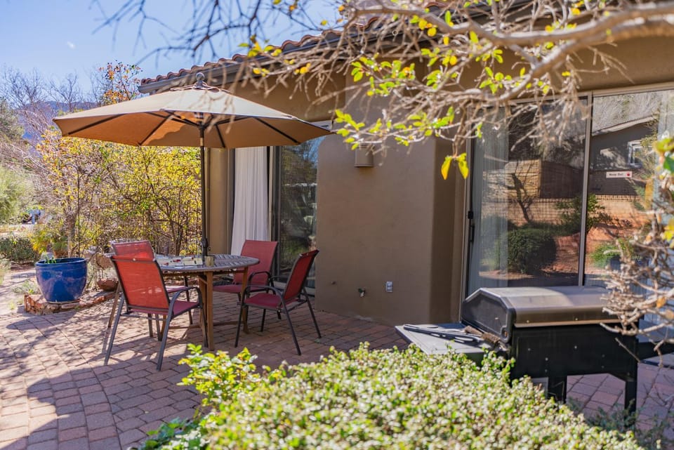Property building, Patio, Day, BBQ facilities, Seating area, Dining area