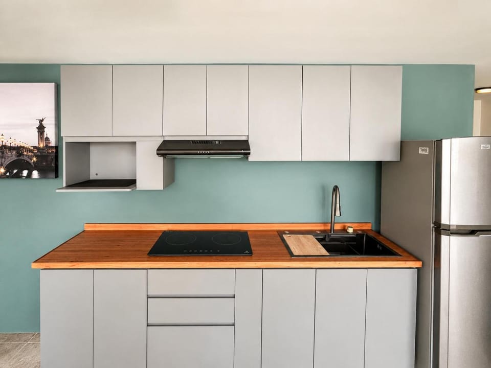 Photo of the whole room, Decorative detail, stove, kitchen