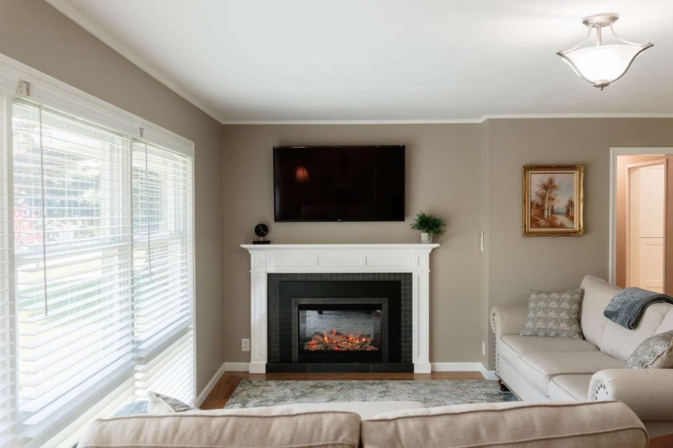 Family-Friendly Retreat near HWS House in Geneva