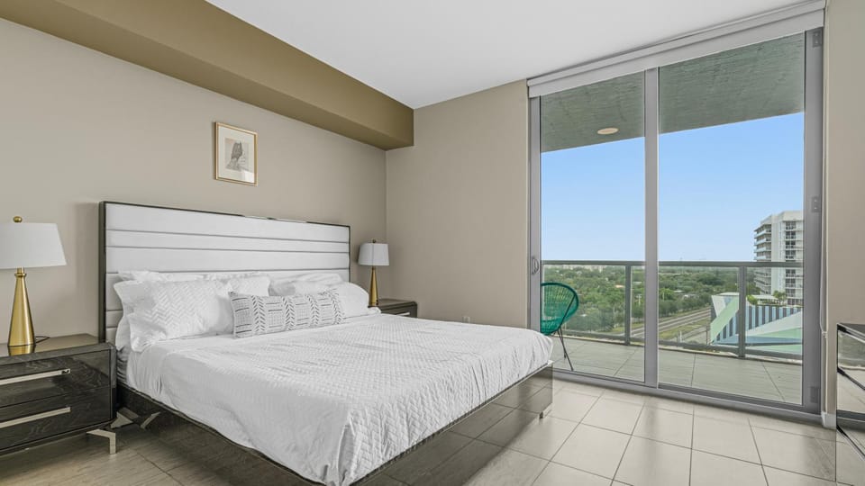 Luxury 2BR-2Bath Condo with Huge Terrace, Ocean View, Parking Apartment in Miami