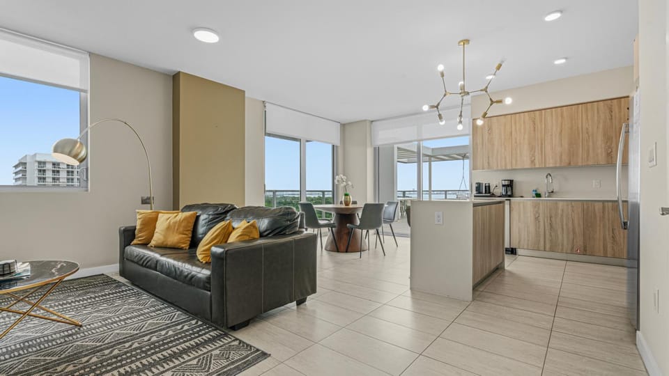 Luxury 2BR-2Bath Condo with Huge Terrace, Ocean View, Parking Apartment in Miami