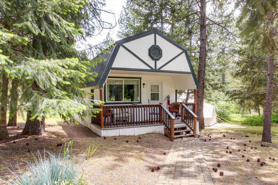‘Cider Mountain’ Athol Reunion Haven on 140 Acres House in Idaho