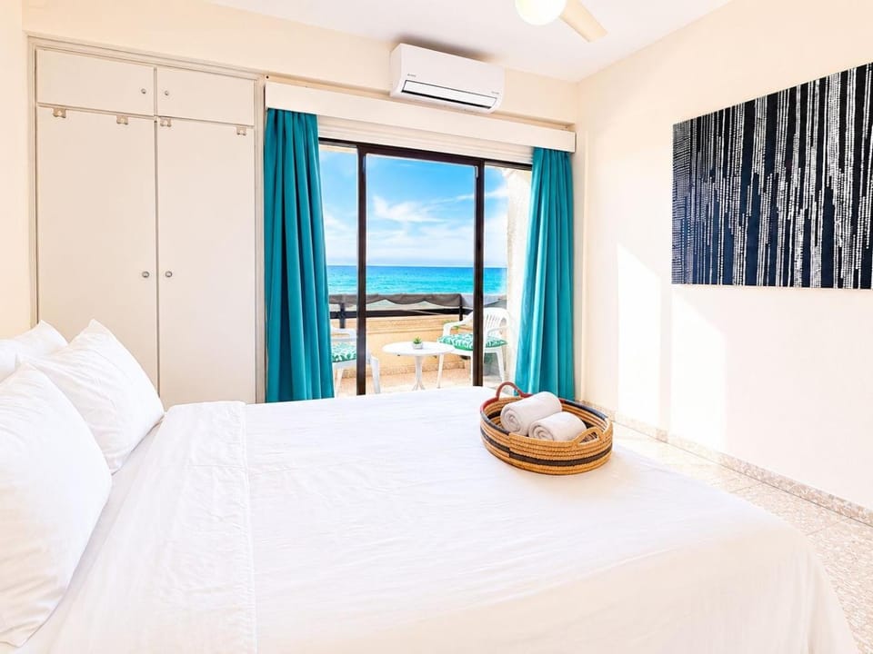 The Seafront Pearl Apartment in Larnaca