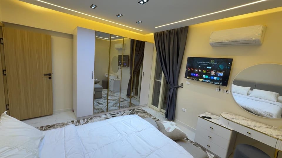 Communal lounge/ TV room, Bed, TV and multimedia, Photo of the whole room, Evening entertainment, Bedroom, towels, wardrobe, air conditioner