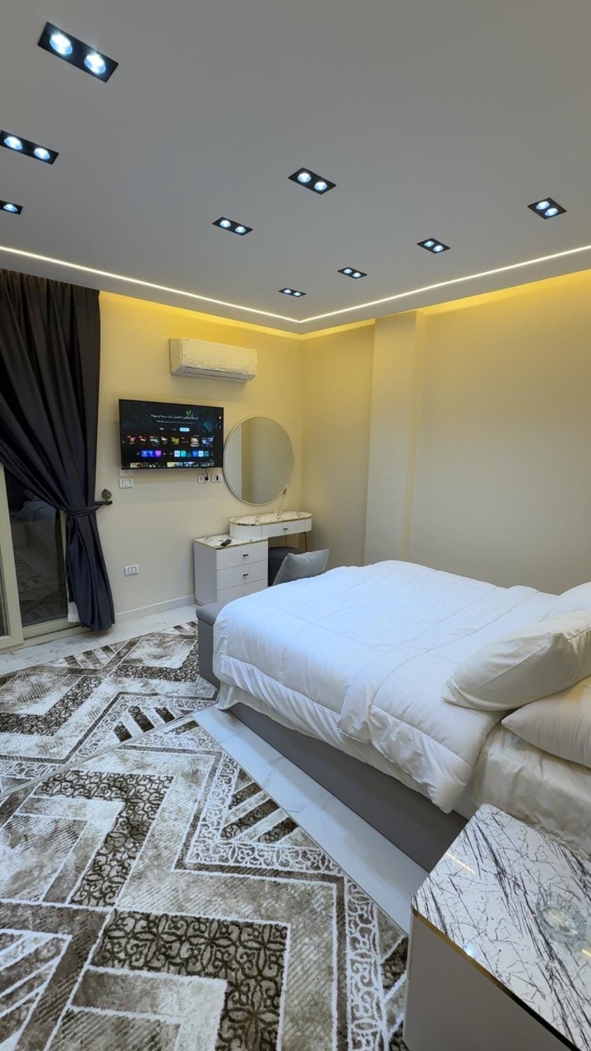 Bed, Living room, Photo of the whole room, Seating area, Bedroom