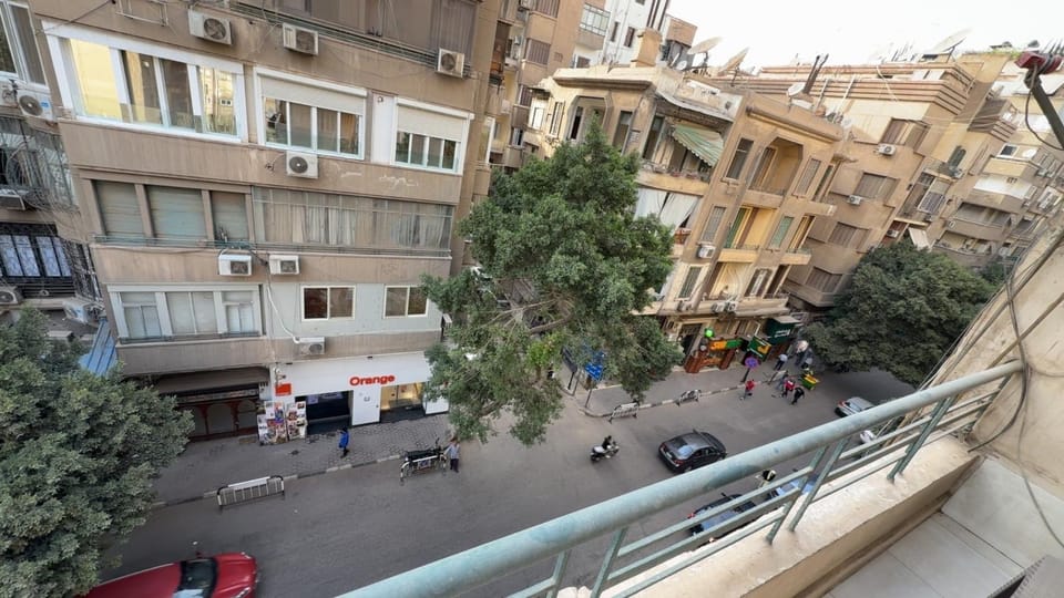 Property building, Day, People, Neighbourhood, Bird's eye view, City view, Street view, Location, group of guests, Parking