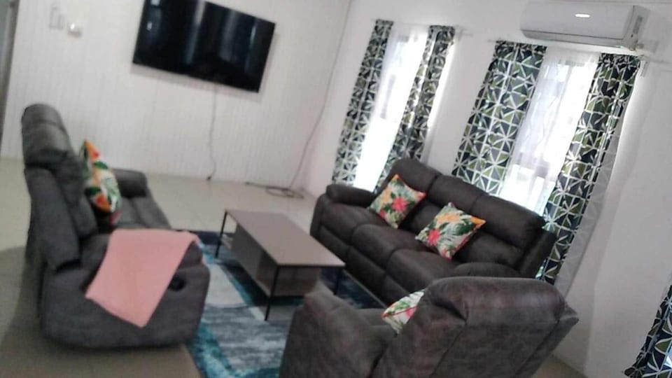 BOU'S Accomodation 4Bedrm House in Nadi