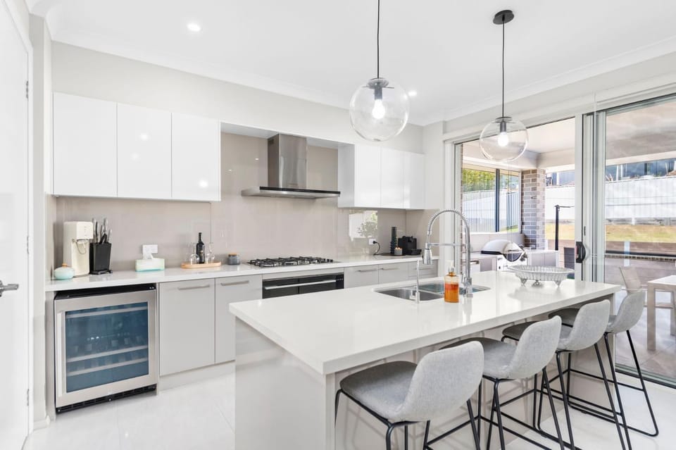 Coffee/tea facilities, Kitchen or kitchenette, oven, stove