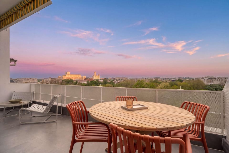 Property building, Day, Natural landscape, View (from property/room), Balcony/Terrace, Seating area, Dining area