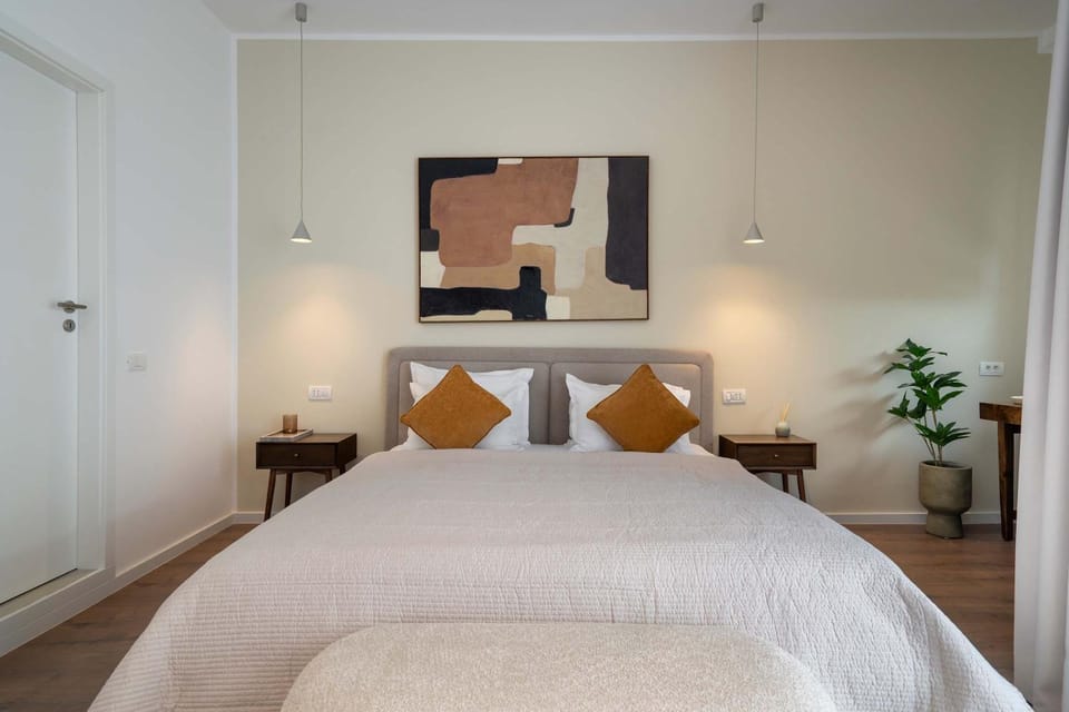 Bed, Photo of the whole room, Decorative detail, Bedroom