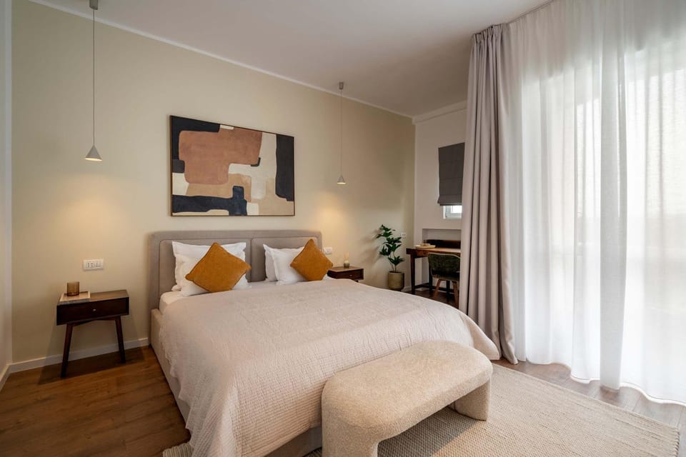 Bed, Photo of the whole room, Seating area, Bedroom