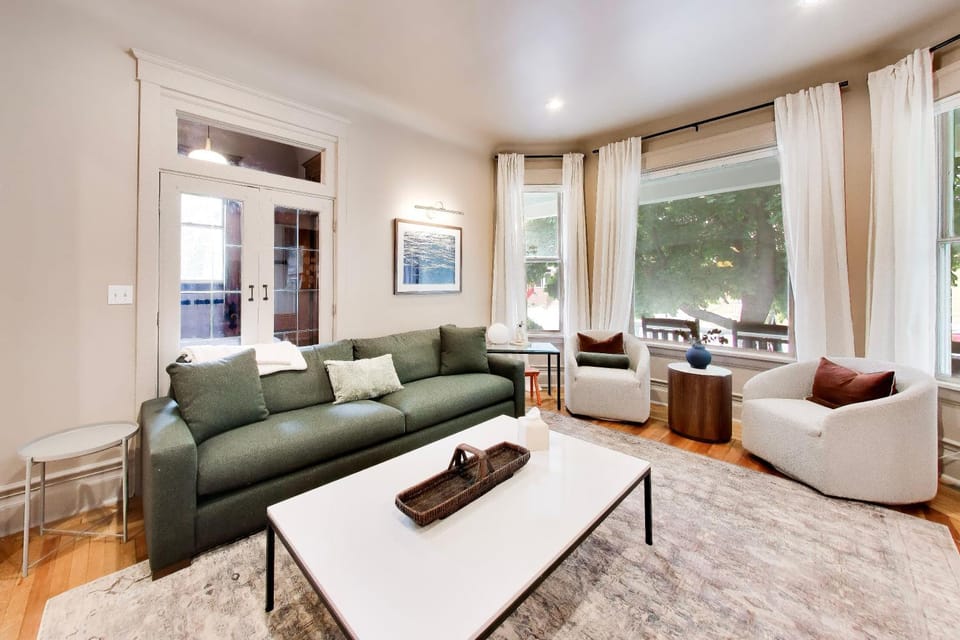 Living room, Seating area