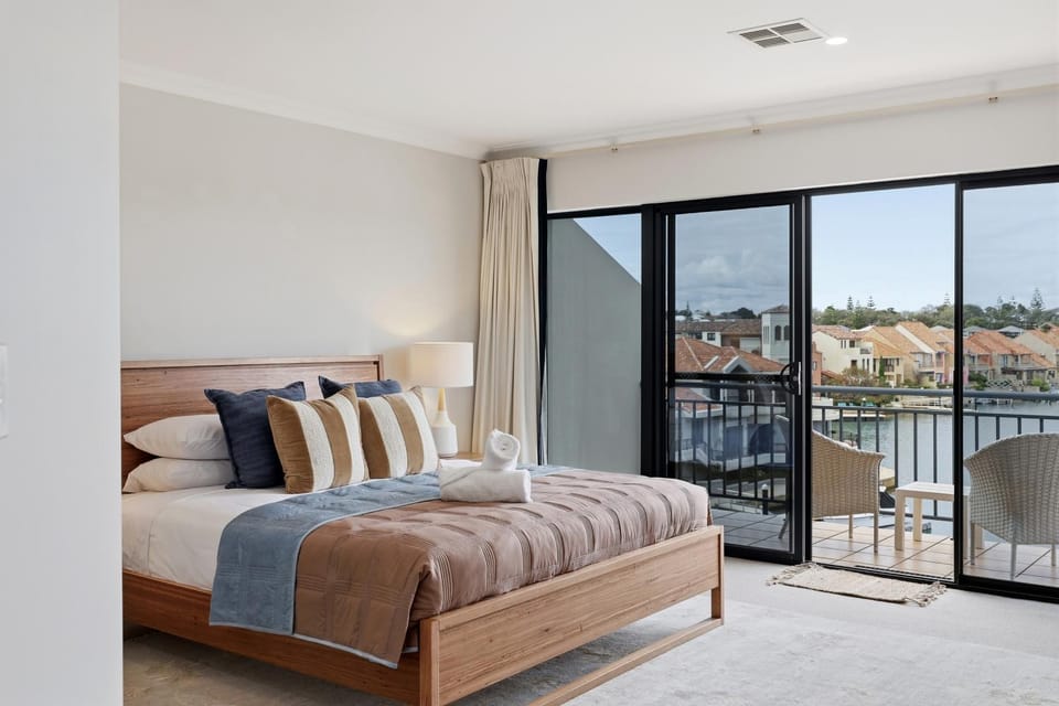 Bed, Bedroom, towels