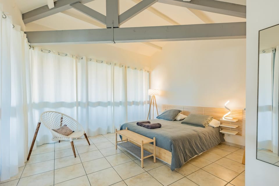 Bed, Photo of the whole room, Bedroom, air conditioner, air conditioner