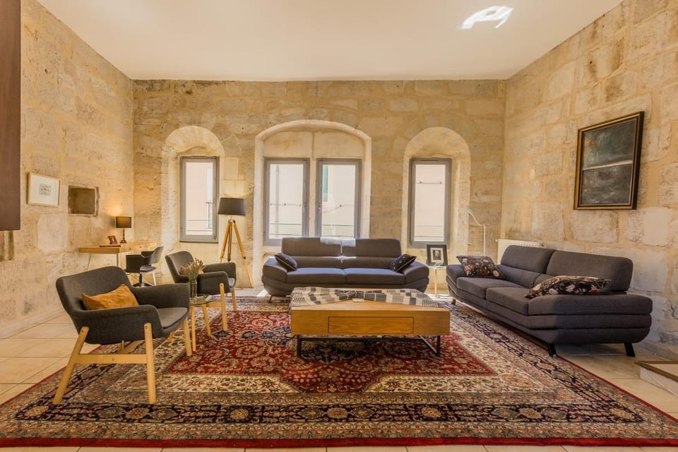 Communal lounge/ TV room, TV and multimedia, Living room, Seating area, air conditioner