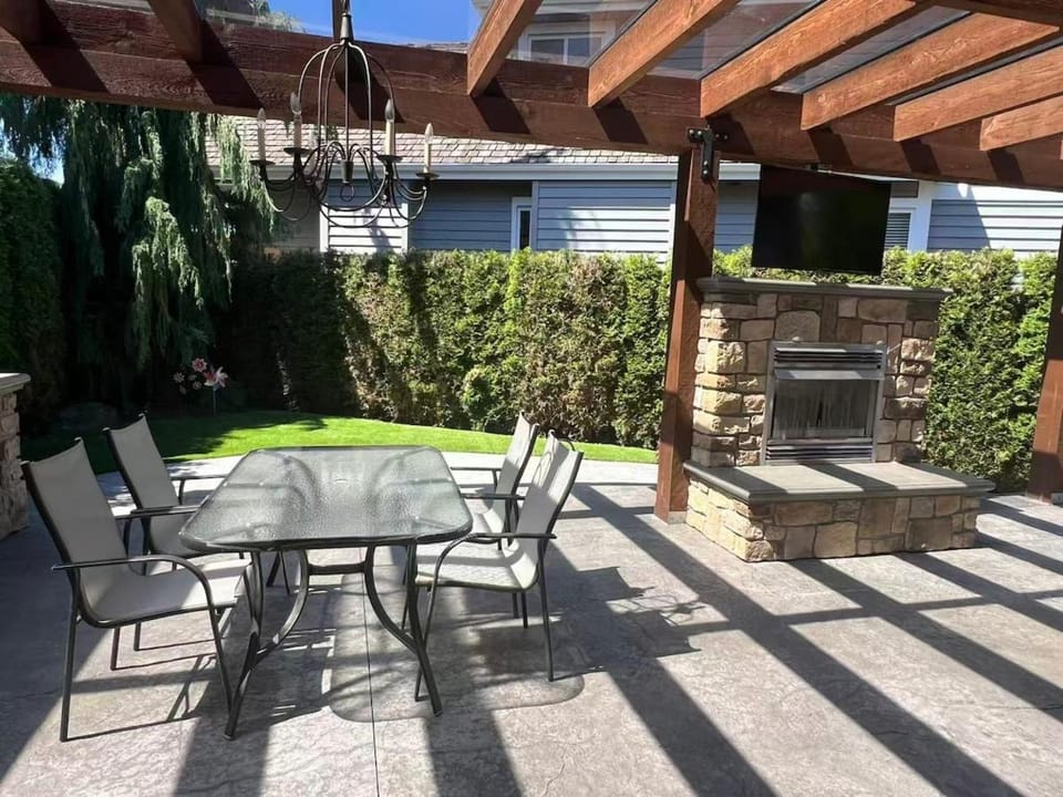 3BR Suite near White Rock Beach Pool & BBQ House in Surrey