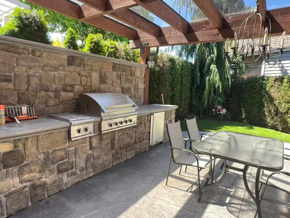 3BR Suite near White Rock Beach Pool & BBQ House in Surrey