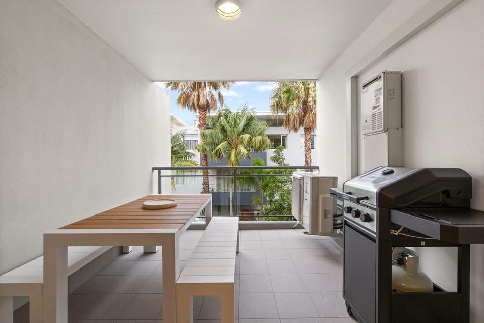 Beach & Lake Narrabeen Apartment with Outdoor BBQ Apartment in Sydney