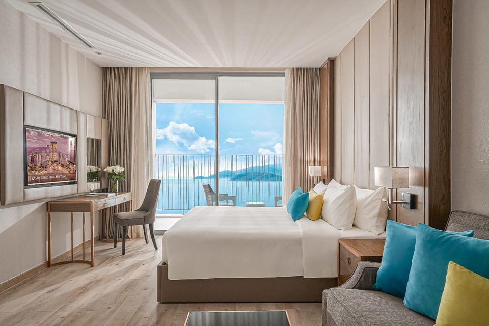 Bed, Natural landscape, TV and multimedia, Living room, Photo of the whole room, Seating area, Bedroom, Lake view, Mountain view, River view, Sea view