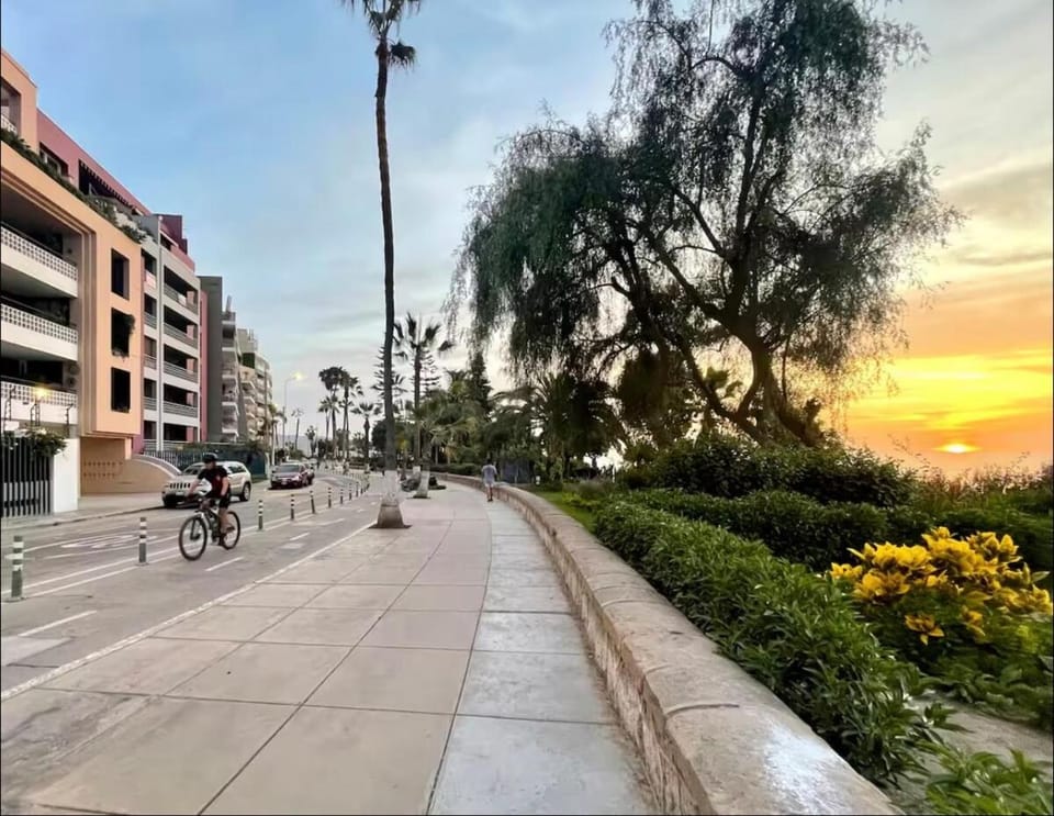 Ocean view apartment with balcony, pool and gym Apartment in Barranco