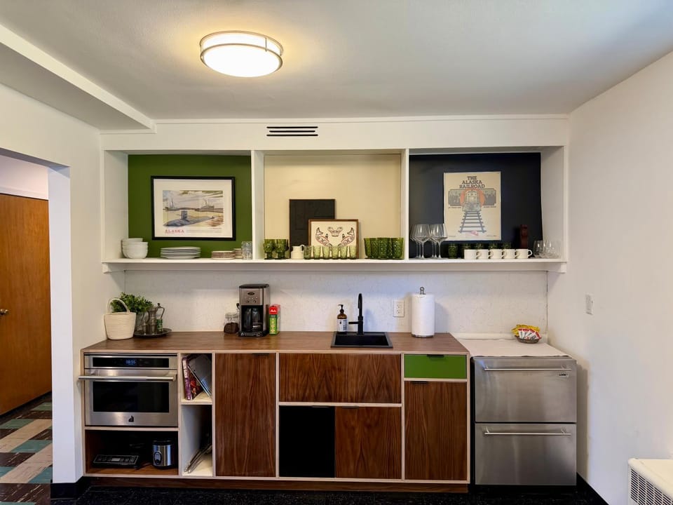 Coffee/tea facilities, Kitchen or kitchenette, stove