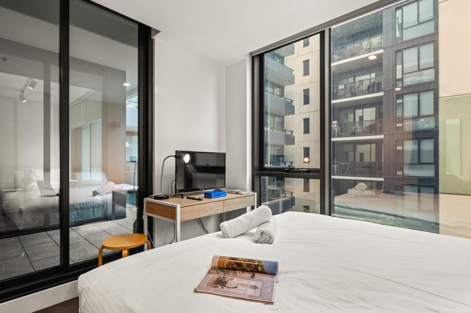 Bed, TV and multimedia, Bedroom