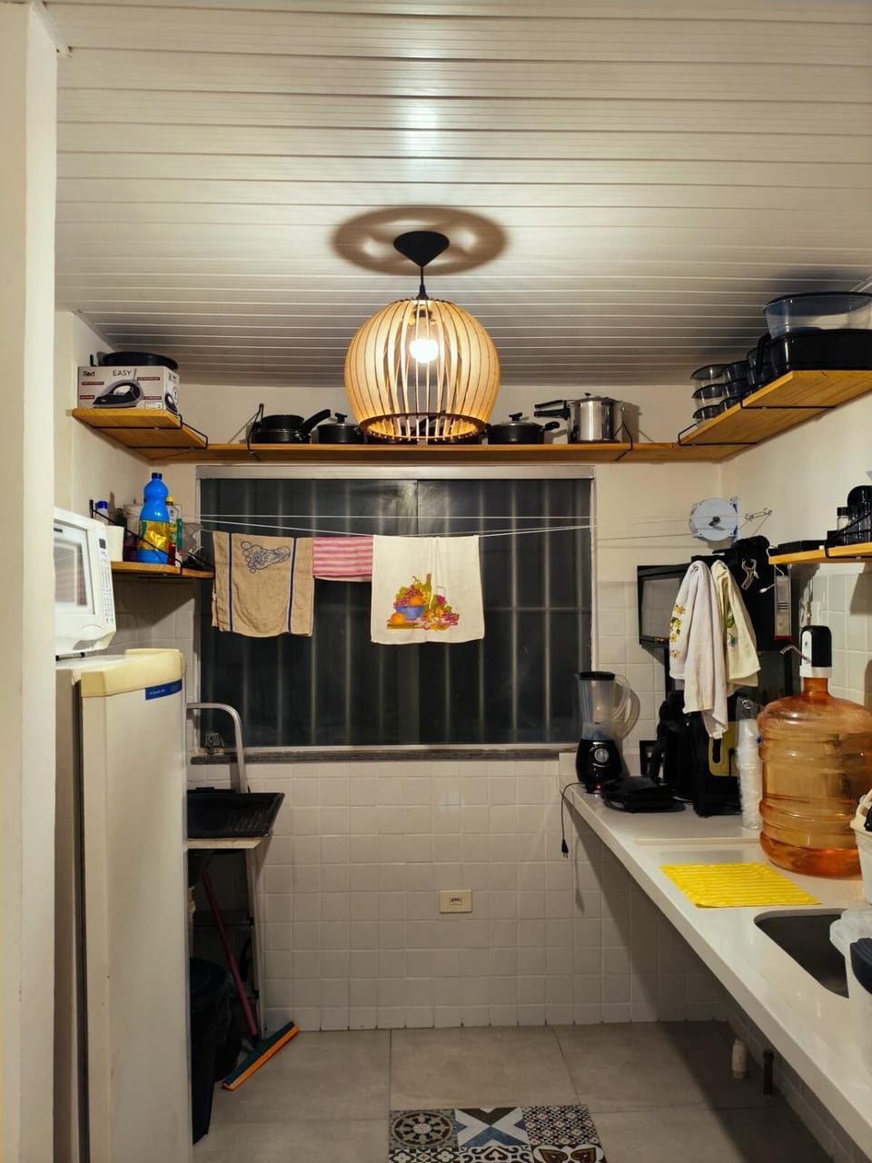 Coffee/tea facilities, Kitchen or kitchenette, stove