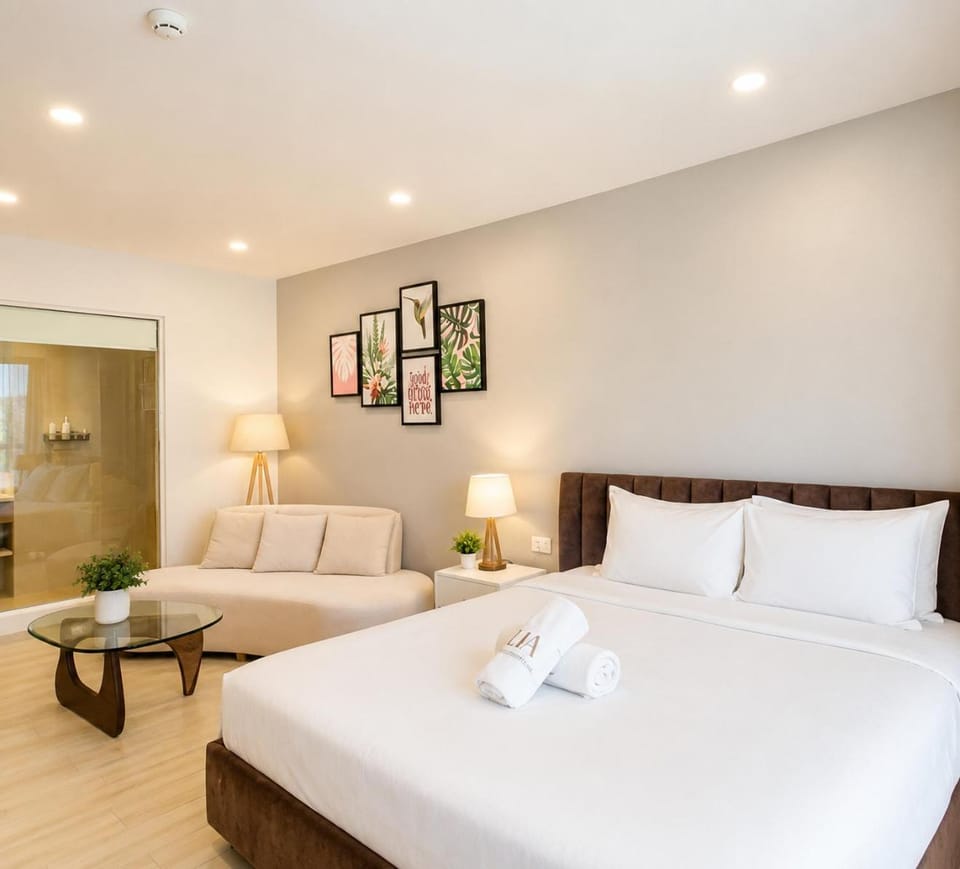 Bed, Photo of the whole room, Seating area, Bedroom