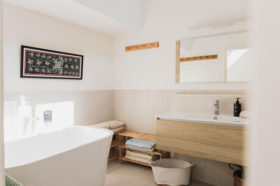 Hidden Sunshine Beach Gem - Steps to the Beach! Apartment in Sunrise Beach