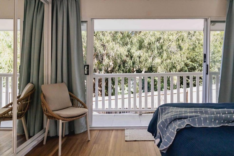 Hidden Sunshine Beach Gem - Steps to the Beach! Apartment in Sunrise Beach