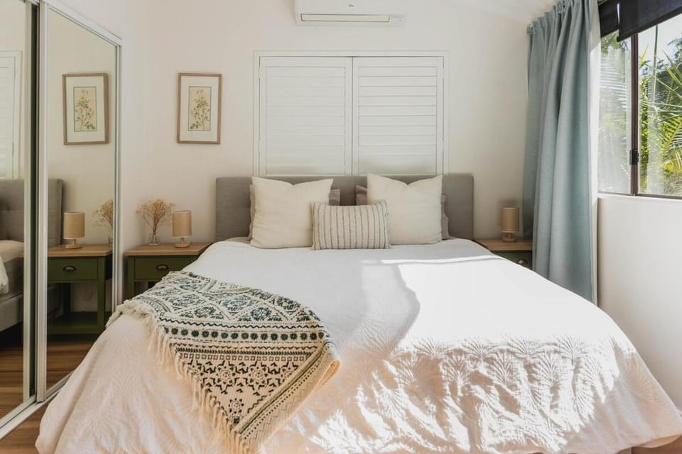Hidden Sunshine Beach Gem - Steps to the Beach! Apartment in Sunrise Beach