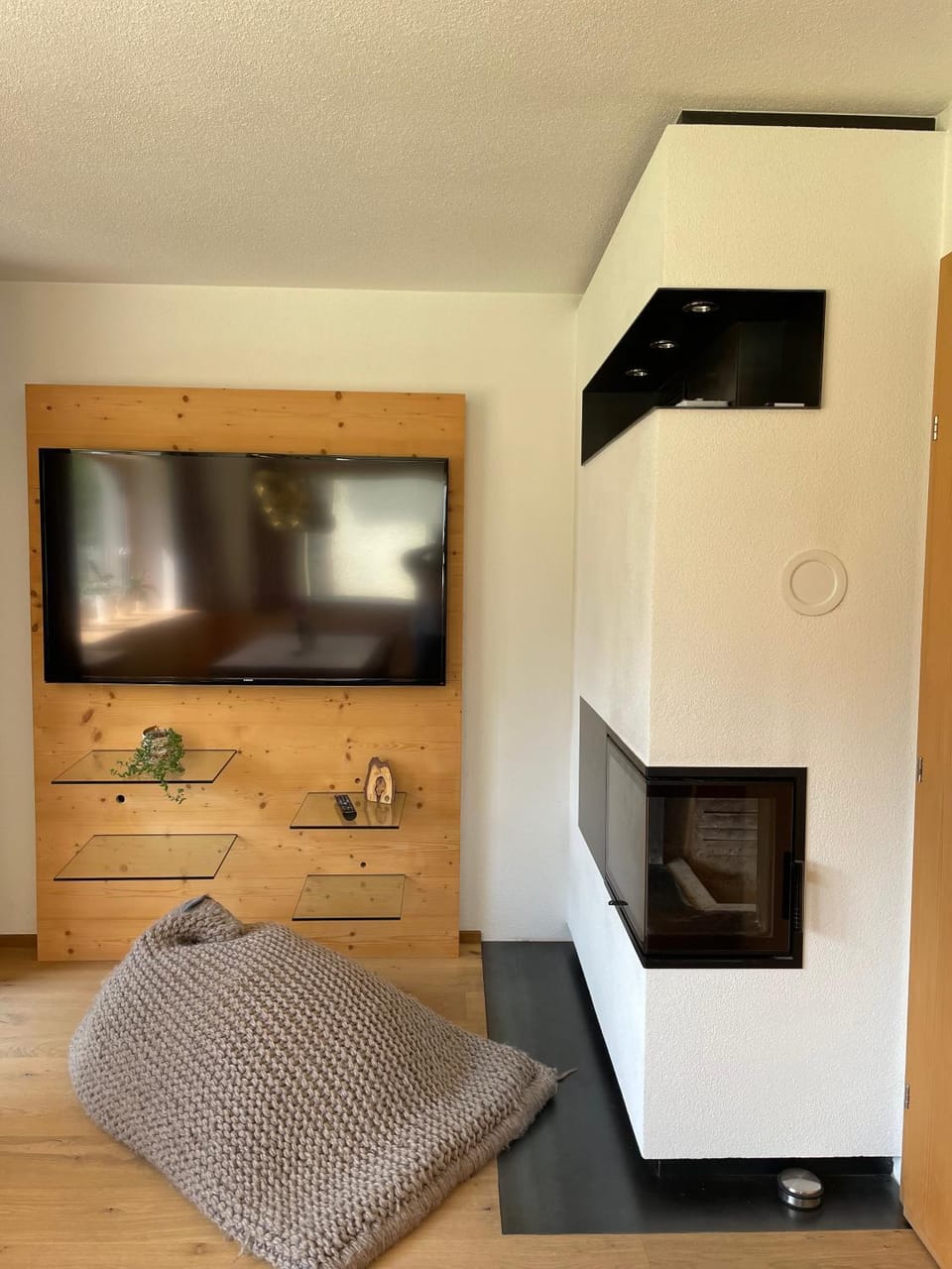 Living room, flat iron, pet friendly