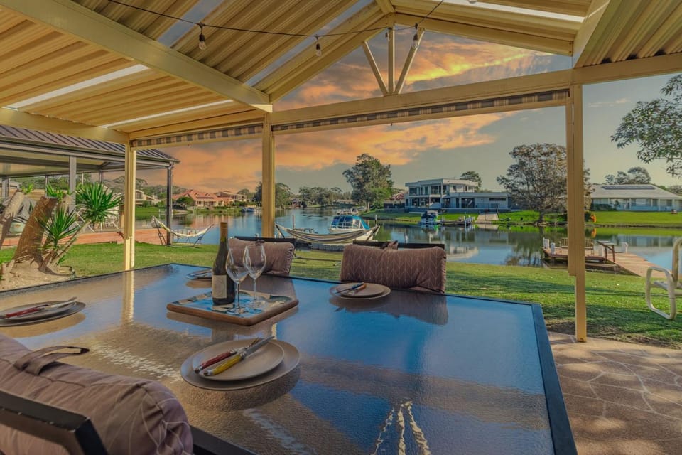 Patio, Day, Natural landscape, Dining area