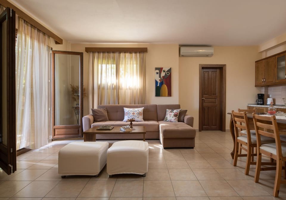 Kitchen or kitchenette, Living room, Photo of the whole room, Seating area, Dining area, minibar, air conditioner