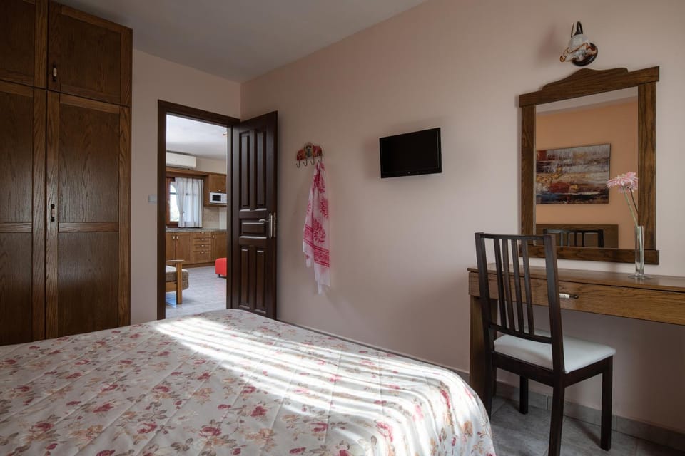 Bed, TV and multimedia, Photo of the whole room, Bedroom, hair dresser, wardrobe