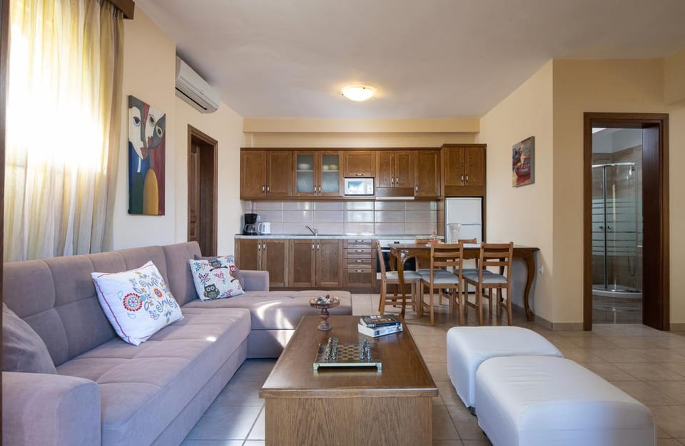 Kitchen or kitchenette, Living room, Seating area, Dining area
