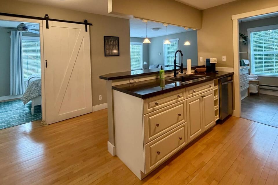 Kitchen or kitchenette, dishwasher
